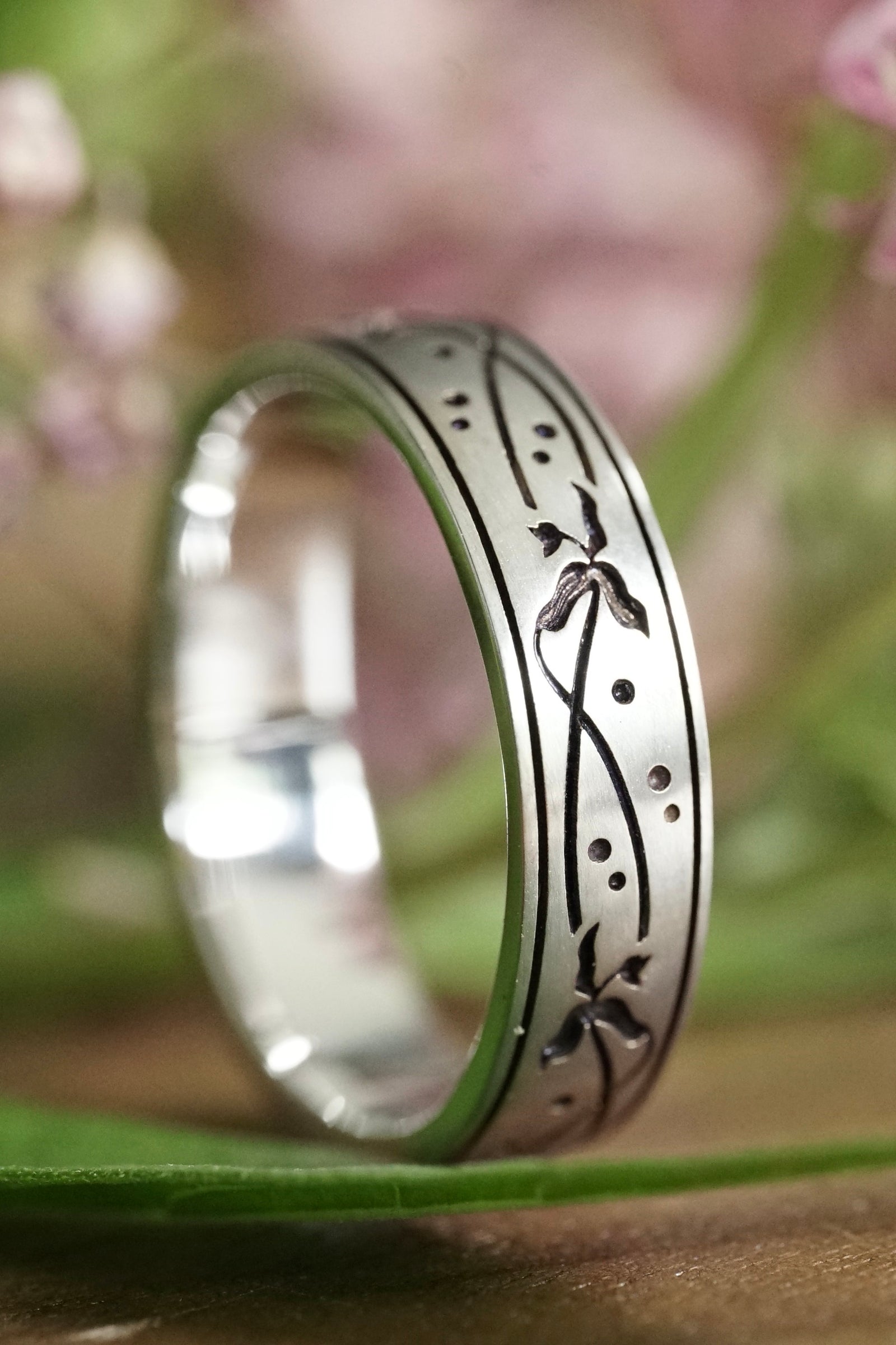 a gents white gold wedding band